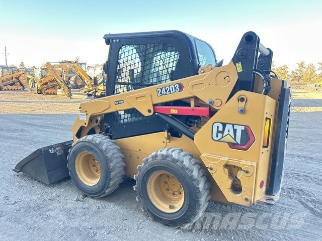 CAT 242D3 Krautuvai su šoniniu pasukimu