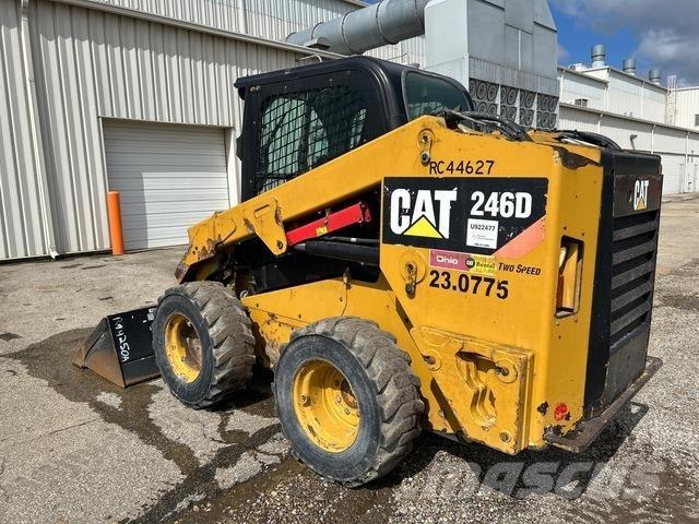 CAT 246D Krautuvai su šoniniu pasukimu