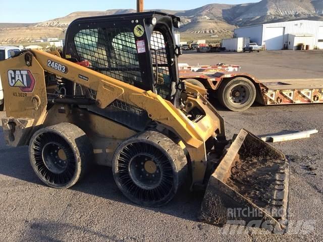 CAT 246D3 Krautuvai su šoniniu pasukimu