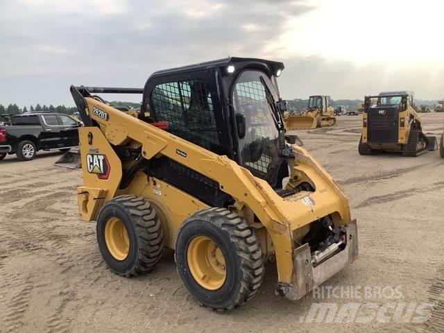 CAT 262D3 Krautuvai su šoniniu pasukimu