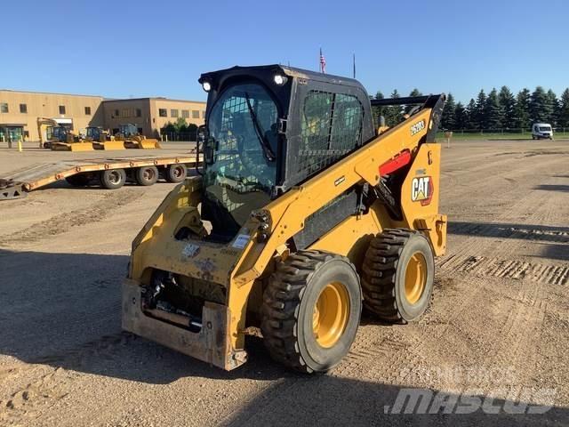 CAT 262D3 Krautuvai su šoniniu pasukimu