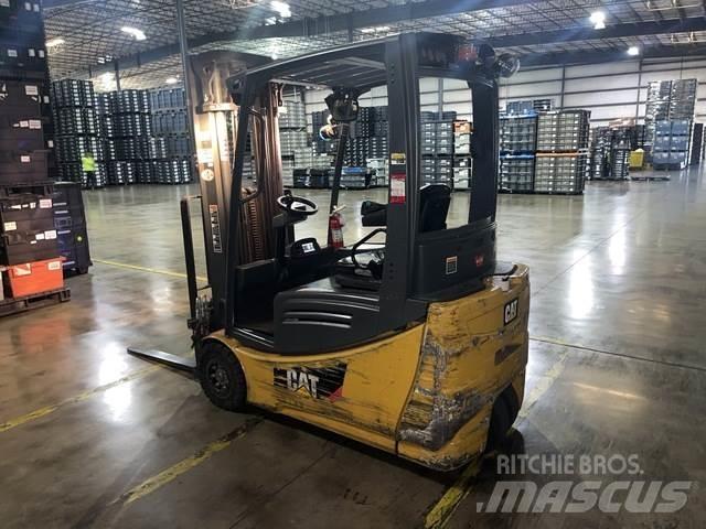 CAT 2ET3000 Elektriniai šakiniai krautuvai