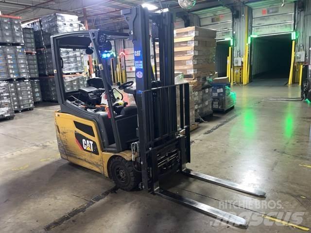 CAT 2ET3000 Elektriniai šakiniai krautuvai