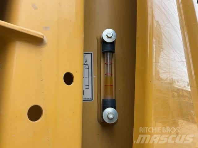 CAT 326 GC Vikšriniai ekskavatoriai
