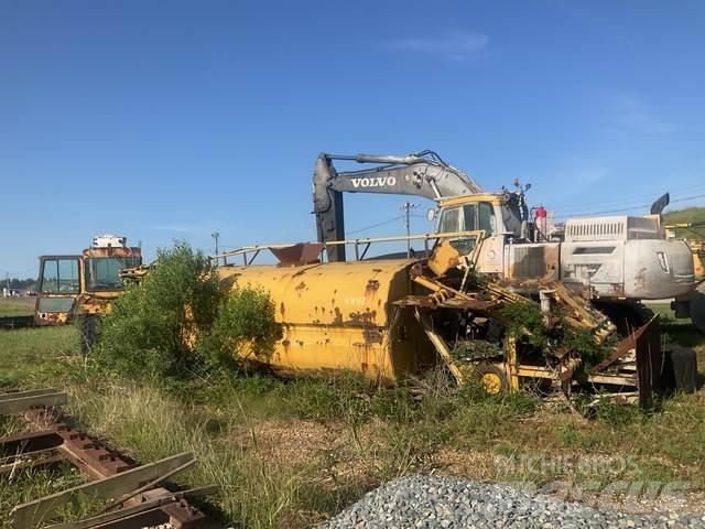 CAT 613C Vandens sunkvežimiai