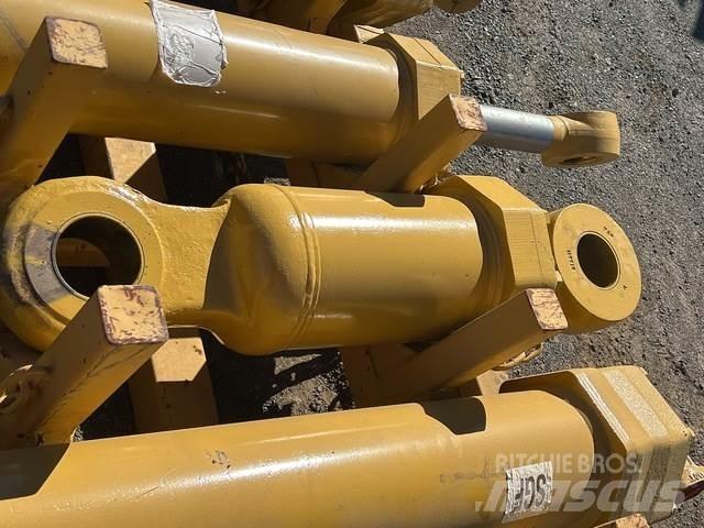 CAT 657E Transportas - Kita