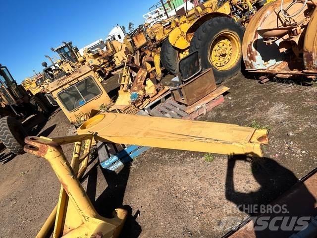 CAT 657E Transportas - Kita