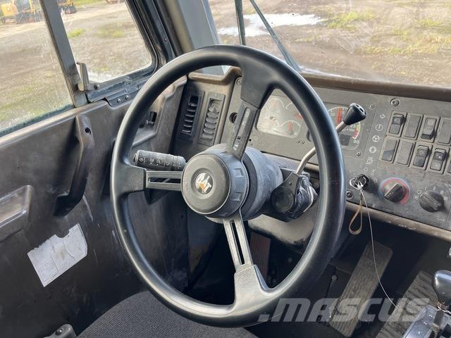 CAT 775D Karjeriniai savivarčiai