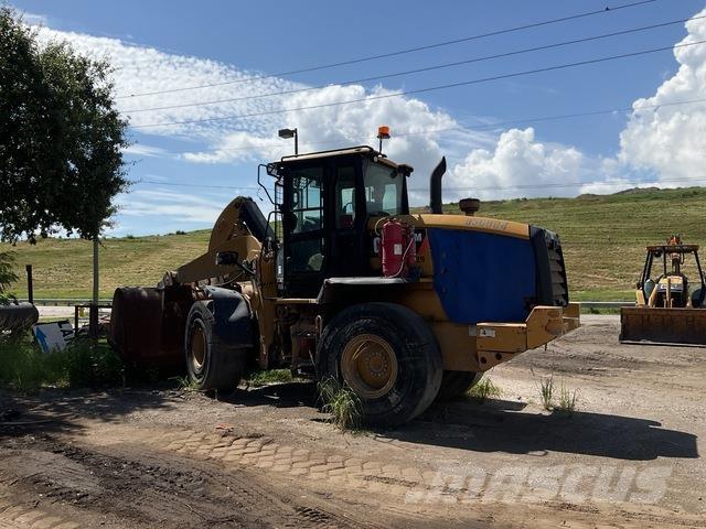 CAT 930M Naudoti ratiniai krautuvai