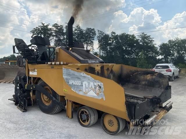 CAT AP-600D Asfalto klotuvai