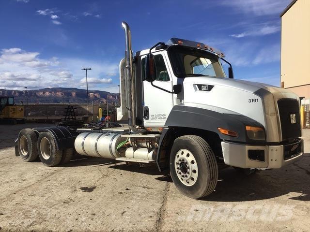 CAT CT660 Naudoti vilkikai