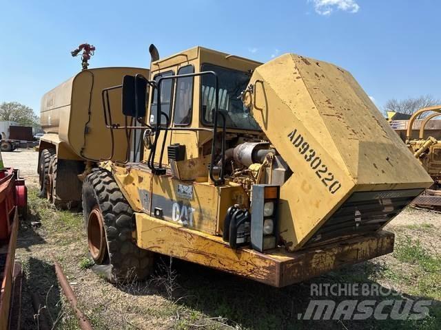 CAT D300D Vandens sunkvežimiai