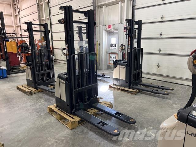 Crown ES 4000 Savaeigiai rietuvai