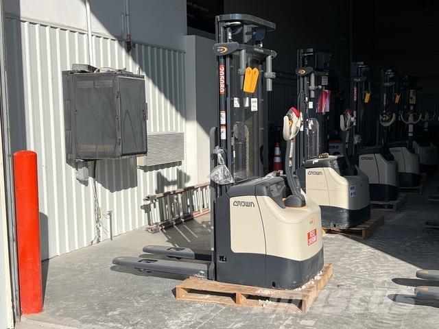 Crown ES 4000 Savaeigiai rietuvai