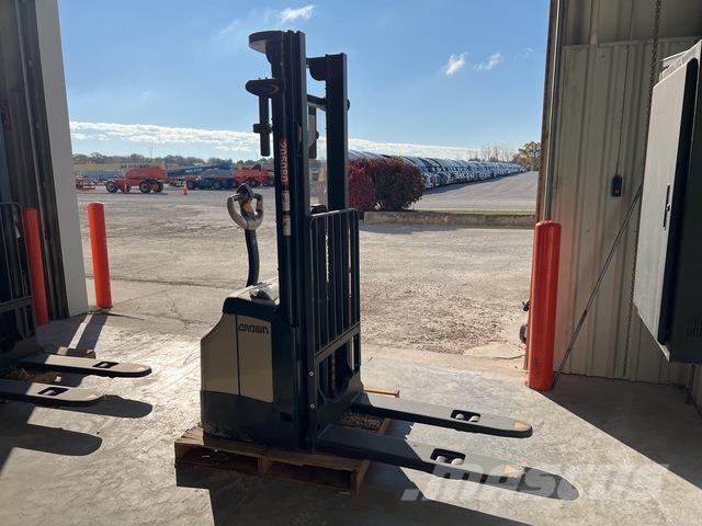 Crown ES 4000 Savaeigiai rietuvai