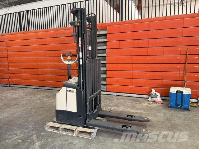 Crown ES 4000 Savaeigiai rietuvai