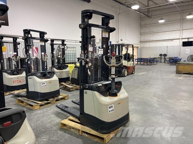 Crown ES 4000 Savaeigiai rietuvai