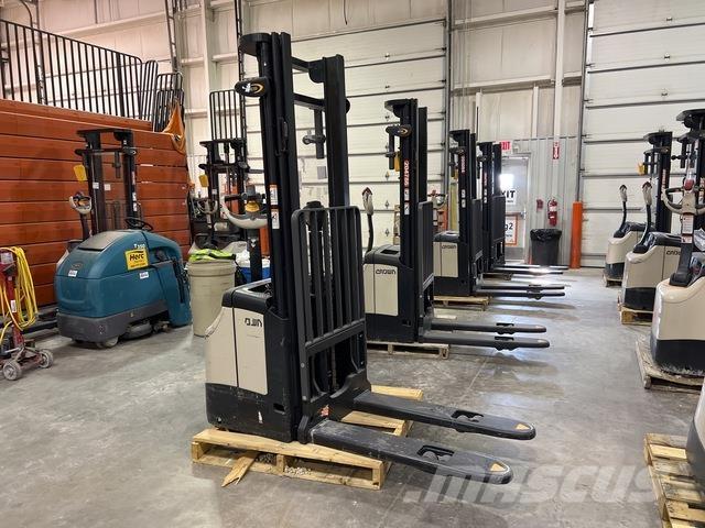 Crown ES 4000 Savaeigiai rietuvai