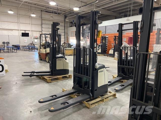 Crown ES 4000 Savaeigiai rietuvai