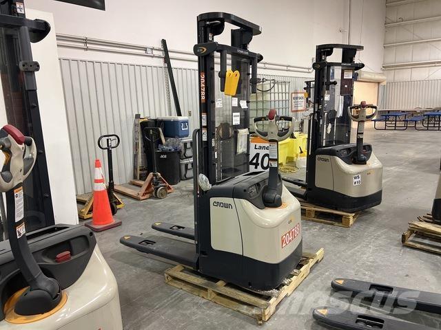 Crown ES 4000 Savaeigiai rietuvai