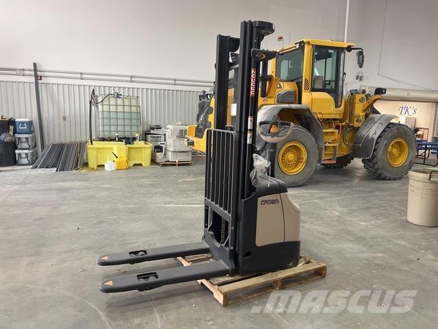 Crown ES 4000 Savaeigiai rietuvai