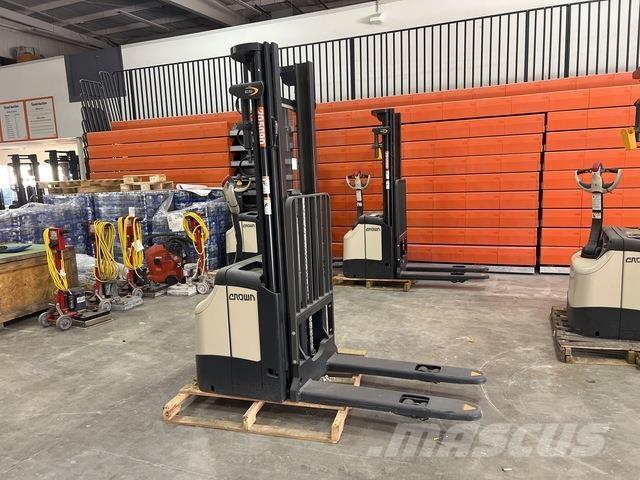 Crown ES 4000 Savaeigiai rietuvai