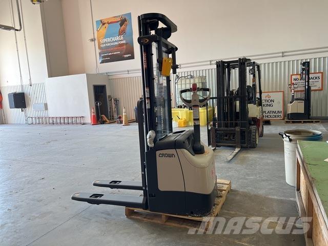 Crown ES 4000 Savaeigiai rietuvai