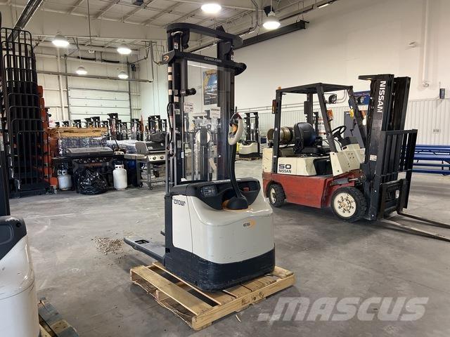 Crown ES 4000 Savaeigiai rietuvai