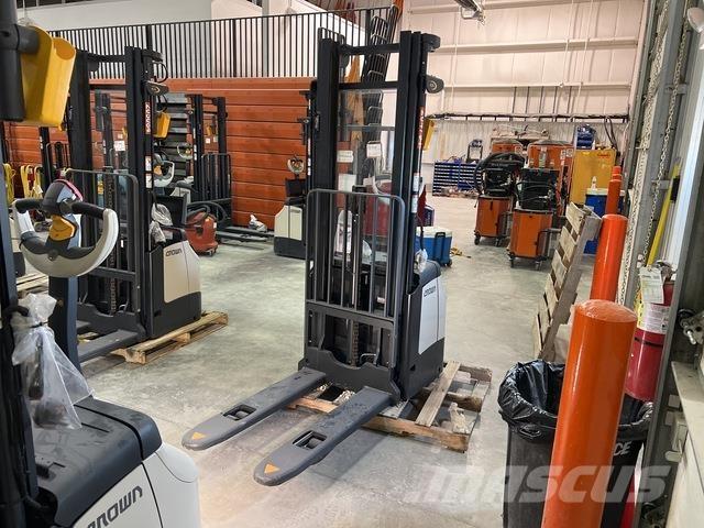 Crown ES 4000 Savaeigiai rietuvai