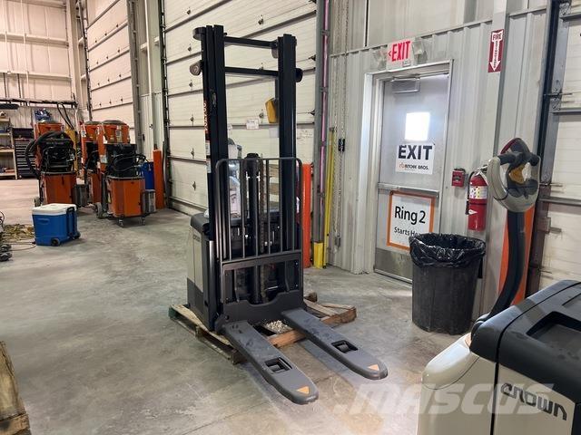 Crown ES 4000 Savaeigiai rietuvai