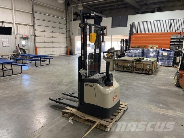 Crown ES 4000 Savaeigiai rietuvai