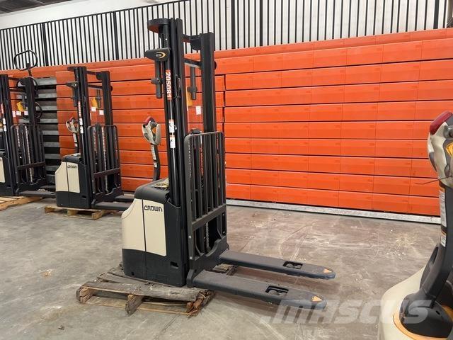 Crown ES 4000 Savaeigiai rietuvai