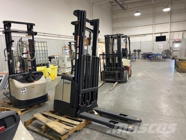 Crown ES 4000 Savaeigiai rietuvai