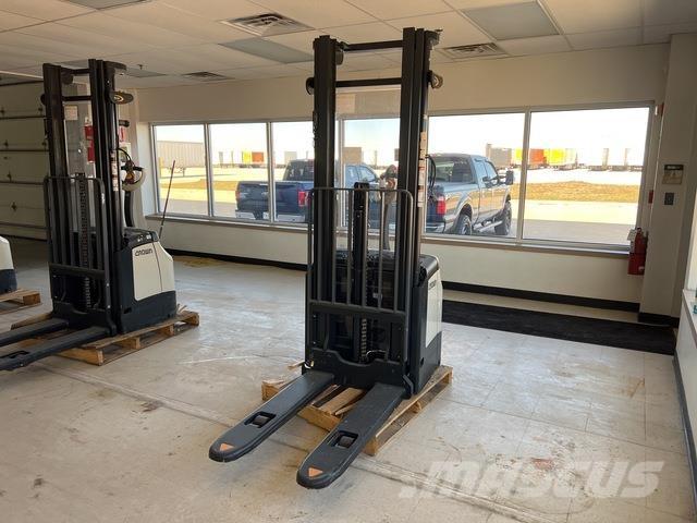 Crown ES 4000 Savaeigiai rietuvai