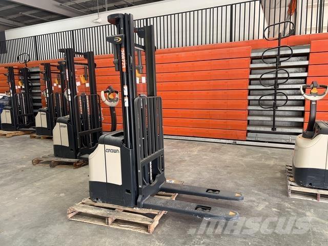 Crown ES 4000 Savaeigiai rietuvai