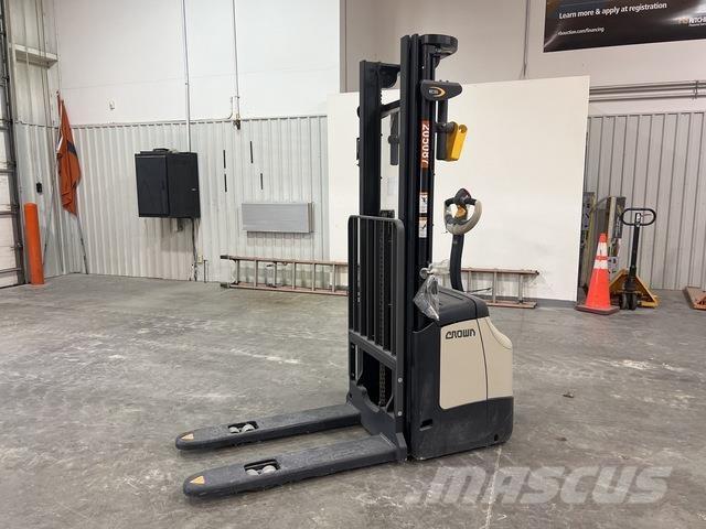 Crown ES 4000 Savaeigiai rietuvai