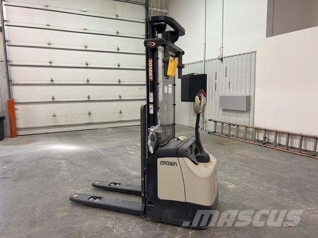 Crown ES 4000 Savaeigiai rietuvai