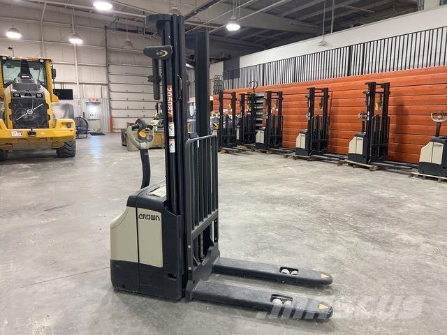 Crown ES 4000 Savaeigiai rietuvai