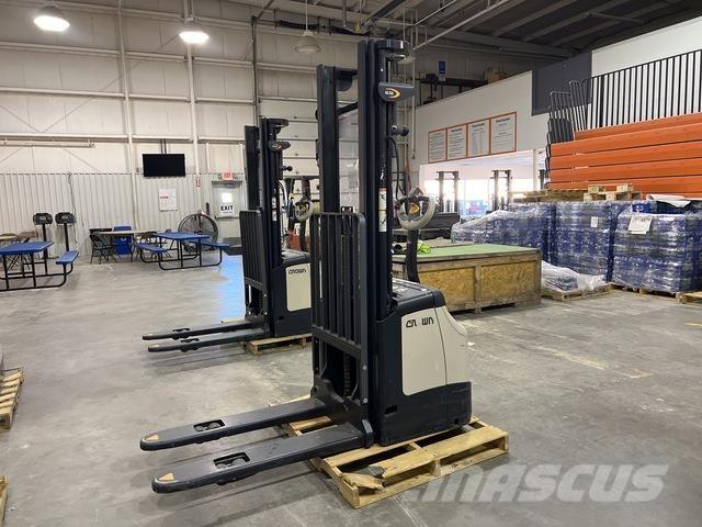 Crown ES 4000 Savaeigiai rietuvai