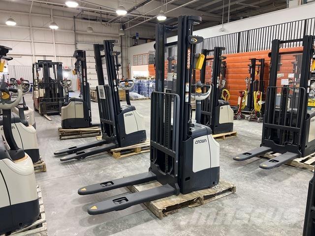 Crown ES 4000 Savaeigiai rietuvai