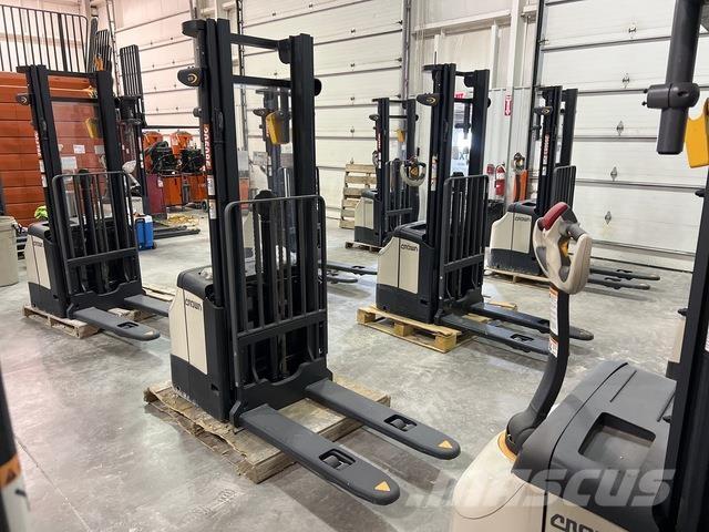 Crown ES 4000 Savaeigiai rietuvai