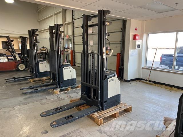 Crown ES 4000 Savaeigiai rietuvai