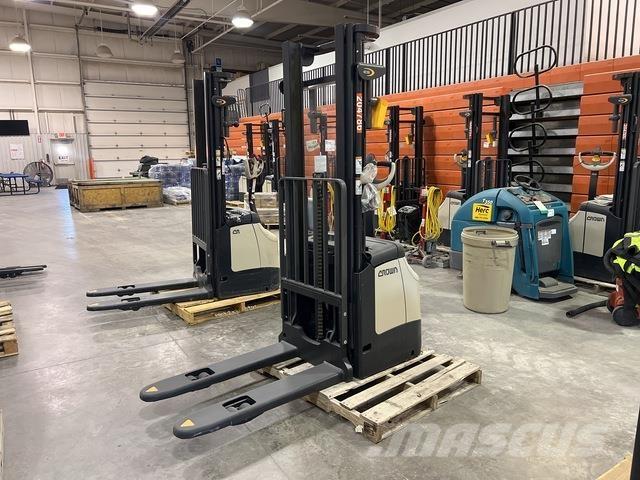 Crown ES 4000 Savaeigiai rietuvai