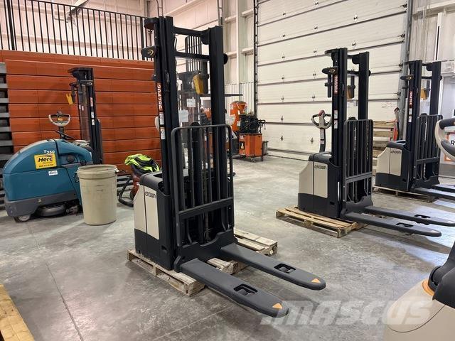 Crown ES 4000 Savaeigiai rietuvai