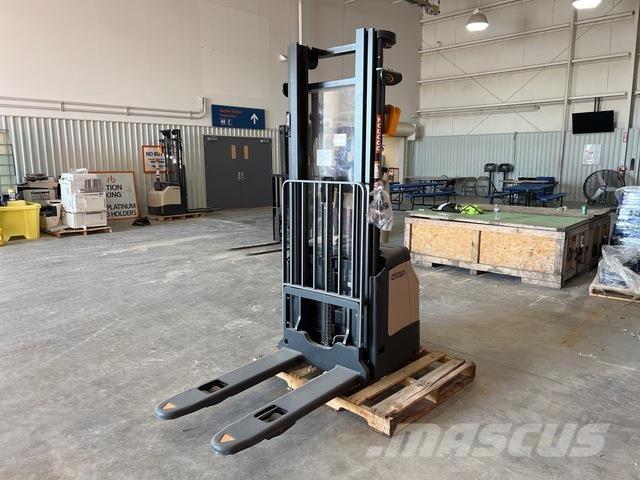 Crown ES 4000 Savaeigiai rietuvai