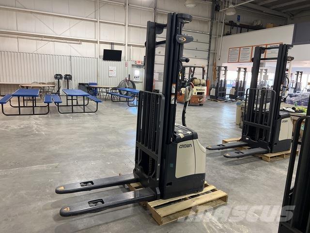 Crown ES 4000 Savaeigiai rietuvai