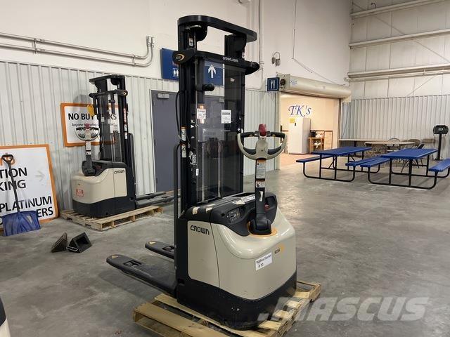 Crown ES 4000 Savaeigiai rietuvai