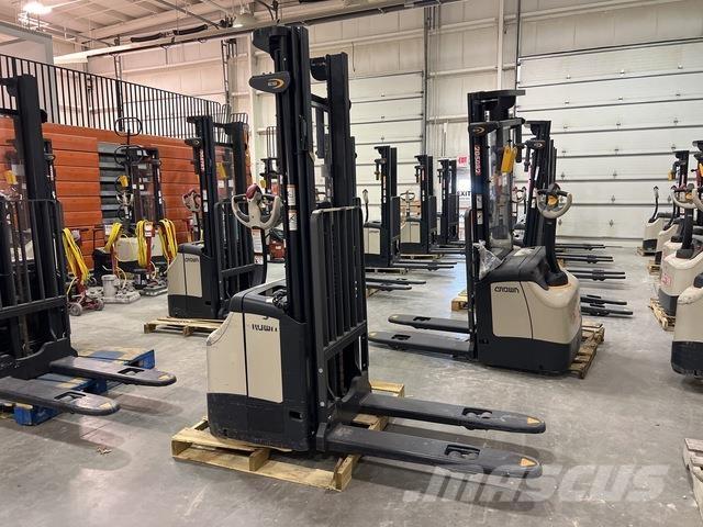 Crown ES 4000 Savaeigiai rietuvai