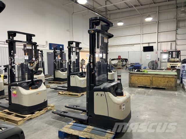 Crown ES 4000 Savaeigiai rietuvai