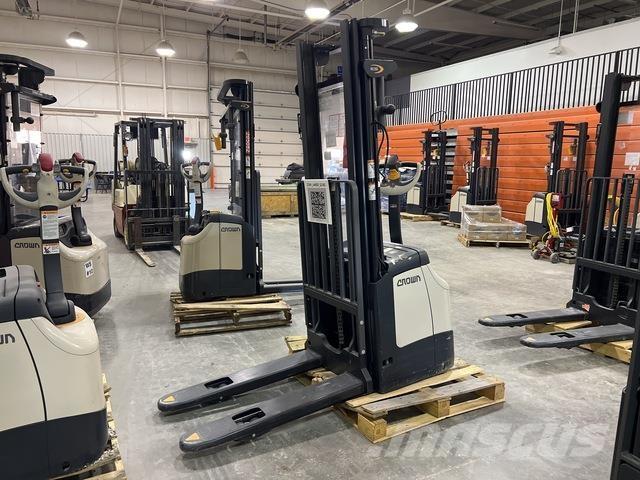 Crown ES 4000 Savaeigiai rietuvai